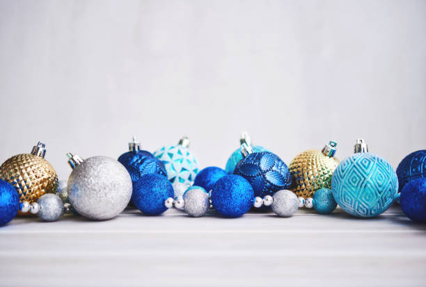 fondo navideño con plata azul y adornos dorados - christmas ornament christmas blue decoration fotografías e imágenes de stock