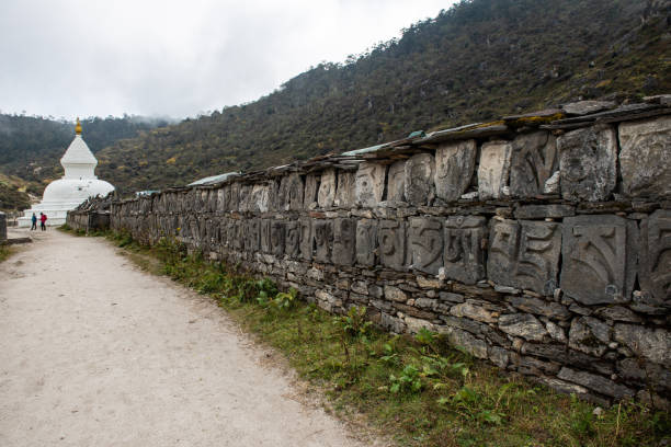 mani muralla en la aldea de khumjung, la aldea verde de la comunidad sherpa en la región de khumbu en nepal. - tibet tibetan culture buddhism writing fotografías e imágenes de stock