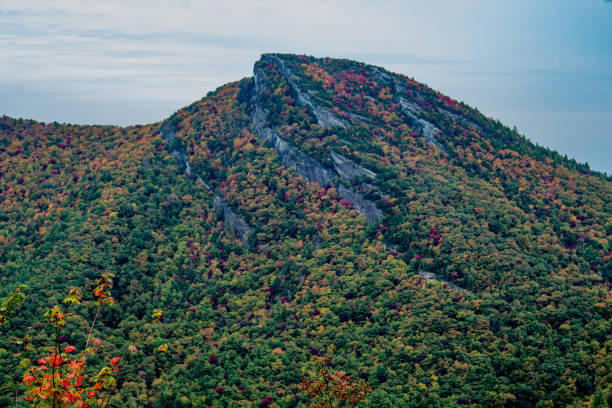 hawksbill mountain in the linville gorge wilderness - famous place appalachian mountains autumn awe imagens e fotografias de stock