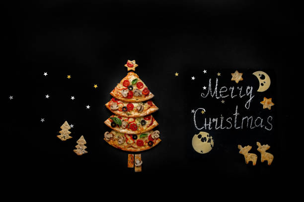 stücke von pizza-set wie weihnachtsbaum - salami sausage portion decoration stock-fotos und bilder
