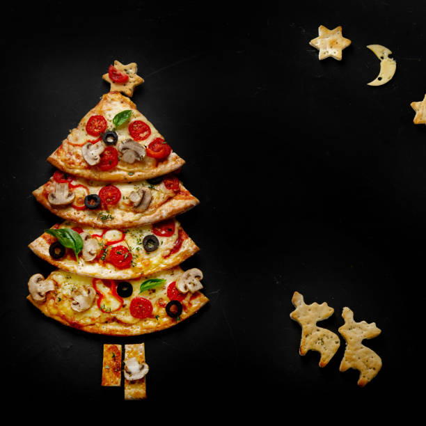 stücke von pizza-set wie weihnachtsbaum - salami sausage portion decoration stock-fotos und bilder