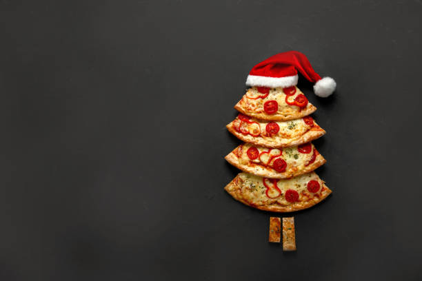 stücke von pizza-set wie weihnachtsbaum - salami sausage portion decoration stock-fotos und bilder