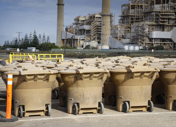 poubelles - huntington beach california industry electricity photos et images de collection