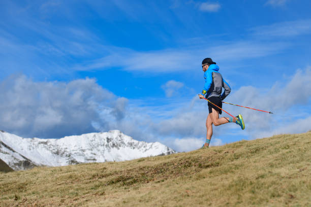 человек поездов для ультра запустить след в горах - nordic walking hiking mountain walking стоковые фото и изображения