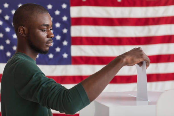african man voting - jovens a votar imagens e fotografias de stock