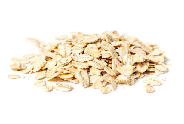 흰색 배경, 측면 보기에 오트밀의 작은 슬라이드 - oat oatmeal isolated stack 뉴스 사진 이미지