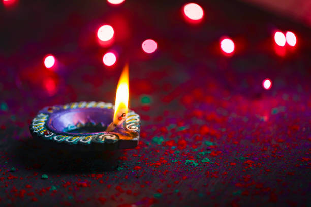 glücklich diwali oder glücklich deepavali grußkarte mit einem foto von diya oder öllampe gemacht - diya öllampe stock-fotos und bilder