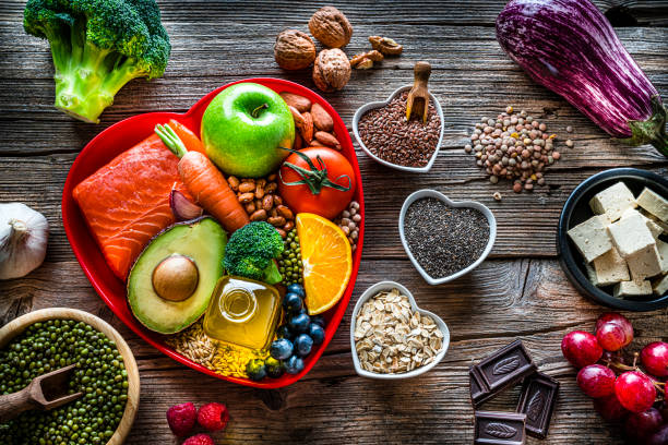 thực phẩm lành mạnh để giảm cholesterol và chăm sóc tim trên bàn gỗ - cholesterol hình ảnh sẵn có, bức ảnh & hình ảnh trả phí bản quyền một lần