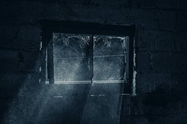 Chambre vide effrayante avec la photo mystérieuse de stock de faisceaux de lumière - Photo