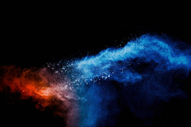 blau orange farbe pulver explosion wolke isoliert auf schwarzem hintergrund. - red green white blue stock-fotos und bilder