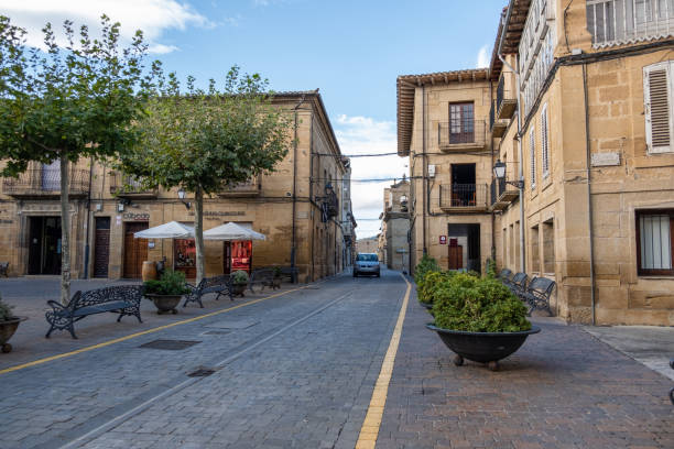 mayor square in san vicente de la sonsierra - sonsierra fotografías e imágenes de stock