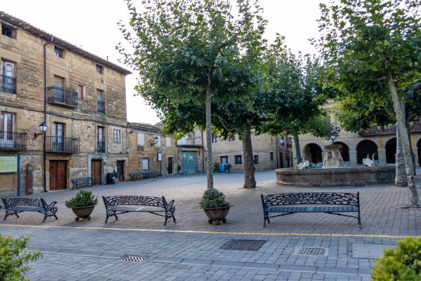 piazza del sindaco a san vicente de la sonsierra - sonsierra foto e immagini stock