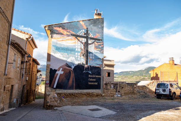 murales artistico sulla facciata di san vicente de la sonsierra - los disciplinantes - sonsierra foto e immagini stock