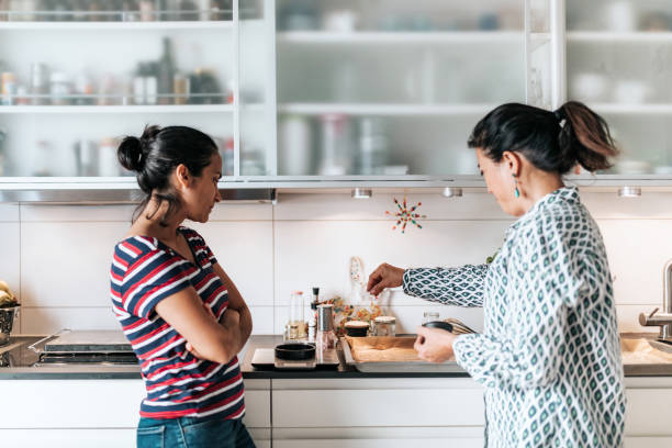 dos mujeres preparando la masa en la bandeja de hornear en la cocina - family germany baking berlin germany fotografías e imágenes de stock