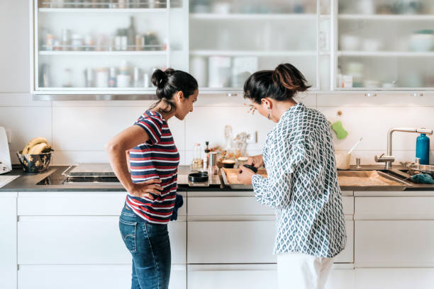 dos mujeres preparando la masa en la bandeja de hornear en la cocina - family germany baking berlin germany fotografías e imágenes de stock