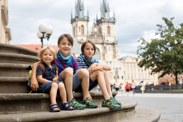 enfant mignon, garçon, visitant prague après la quarantaine covide 19 - hôtel de ville de prague photos et images de collection