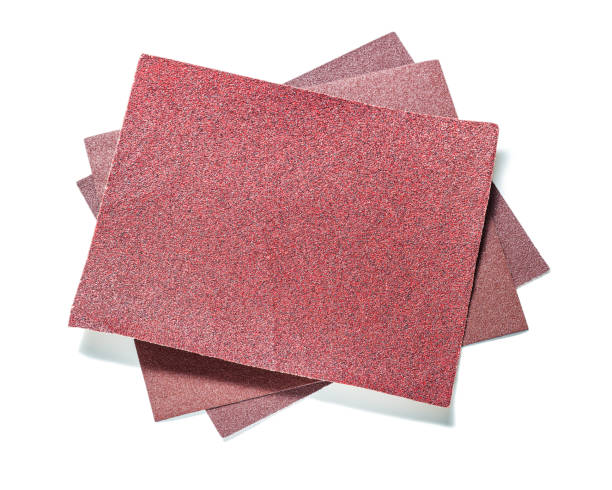 trois feuilles rouges de papier abrasif isolé sur blanc - crimped photos et images de collection