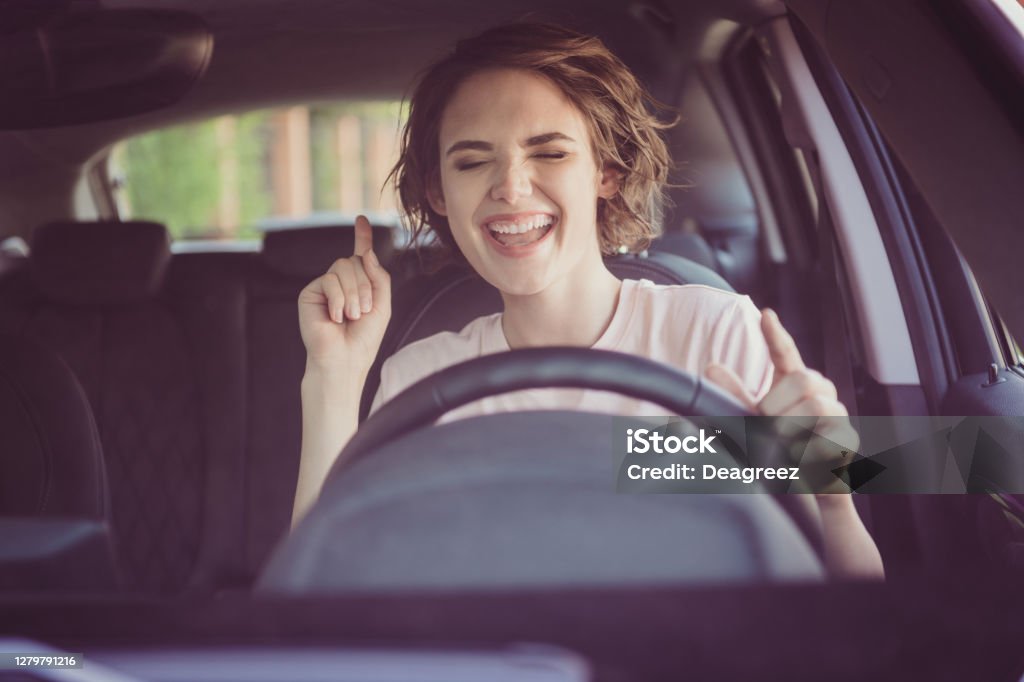 Foto von positiven fröhliche Mädchen Fahrt Auto Stadtroute warten Stau hören Musik Sound versuchen Tanz fühlen sich aufgeregt - Lizenzfrei Auto Stock-Foto