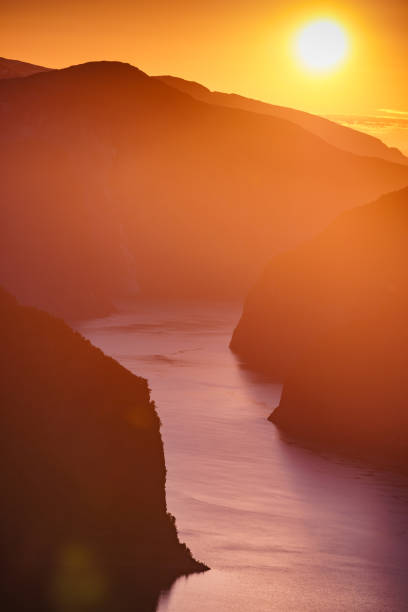 paysage de fjord au coucher du soleil, norvège - aurlandfjord photos et images de collection