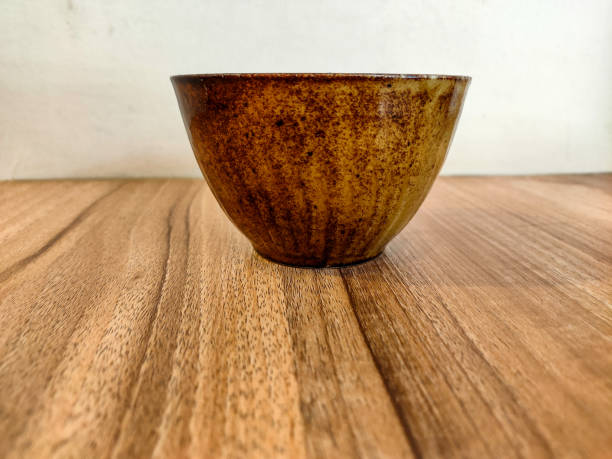 brązowa filiżanka herbaty umieszczona na drewnianym stole. azjatycki smak. - variation bamboo black bowl zdjęcia i obrazy z banku zdjęć