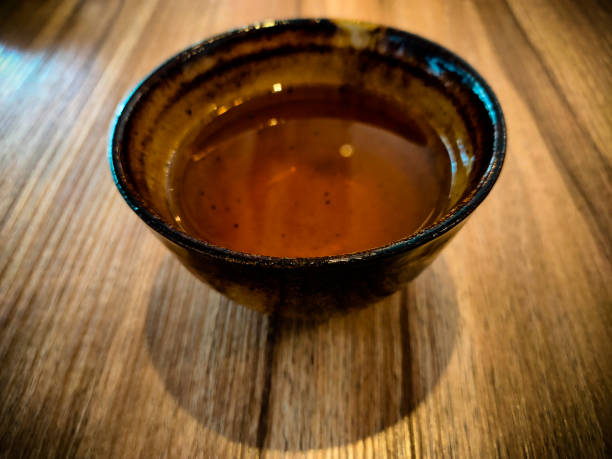 brązowa filiżanka herbaty umieszczona na drewnianym stole. azjatycki smak. ponad wygląd. - variation bamboo black bowl zdjęcia i obrazy z banku zdjęć