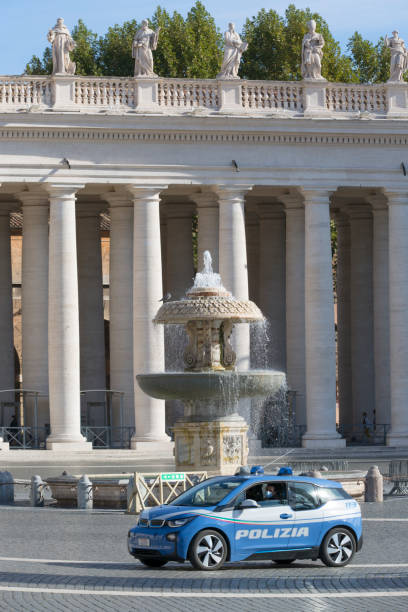 성 베드로 대성당 앞성 베드로 광장의 콜로네이드와 분수. covid-19 코로노바이러스 전염병, 바티칸, 로마, 이탈리아로 인해 버려진 광장 - statue st peters basilica fountain state of the vatican city 뉴스 사진 이미지