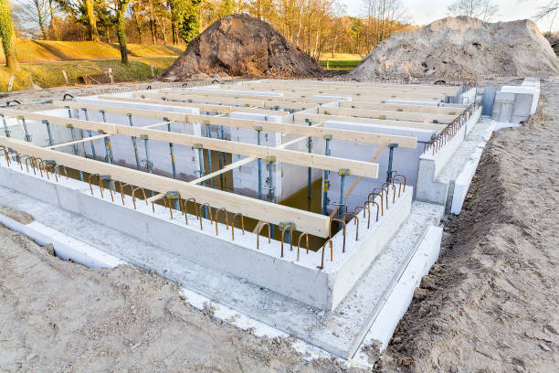 baustelle mit fundament für neues haus - basement concrete construction construction site stock-fotos und bilder
