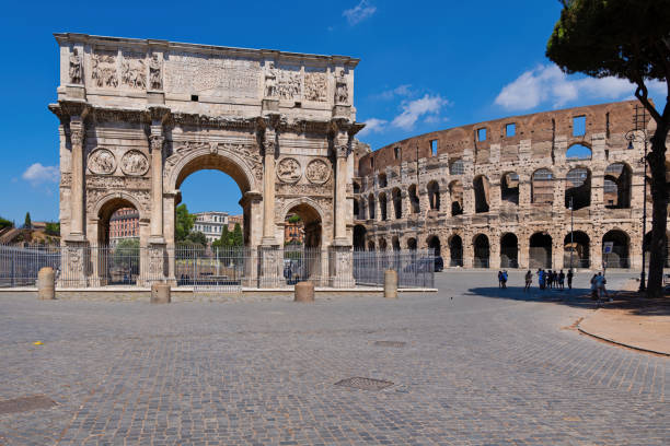 arco di costantino e colosseo a roma - arco di costantino immagine foto e immagini stock
