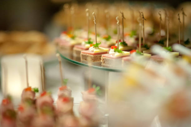 fingerfood servieren auf gläser schieferplatte - canape buffet cocktail food stock-fotos und bilder