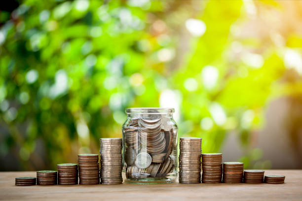 개념 투자 모기지 펀드 금융 및 이자, 교육, 어린이, 보케 배경에 미래를 저장하기위한 항아리에 동전과 돈의 스택. - coin cheap jar currency 뉴스 사진 이미지