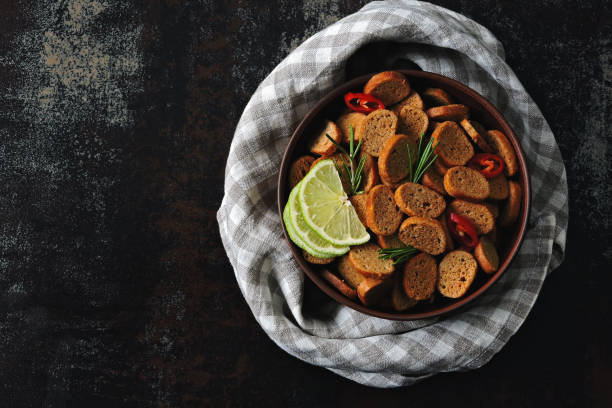 향신료가 있는 그릇에 바삭바삭한 호밀 크래커. - crouton fried bread vegan food bowl 뉴스 사진 이미지