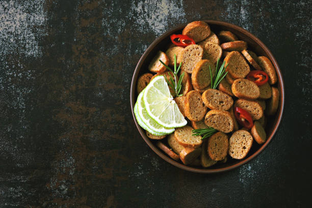 향신료가 있는 그릇에 바삭바삭한 호밀 크래커. - crouton fried bread vegan food bowl 뉴스 사진 이미지