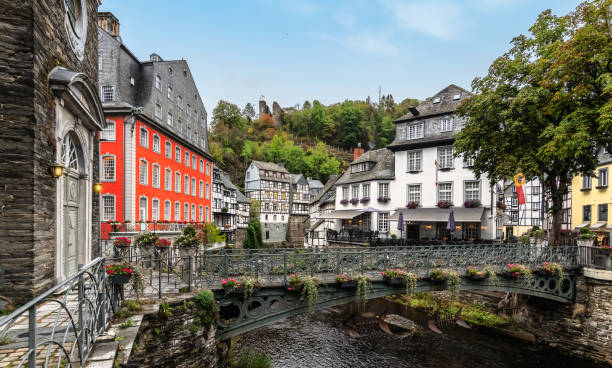 centro histórico de monschau, eifel, alemania. - monschau fotografías e imágenes de stock