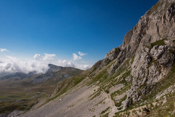 イタリアのグラン・サッソ。アブルッツォ。夏のパノラマ - apennines beauty in nature grass plateau ストックフォトと画像