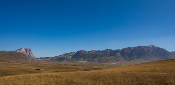 гран-сассо (италия). абруццо. летняя панорама - apennines beauty in nature grass plateau стоковые фото и изображения