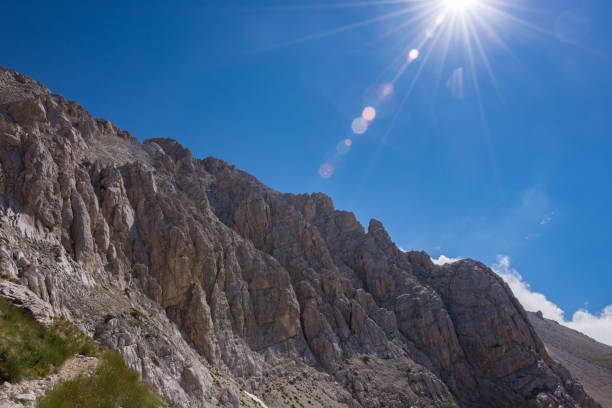 イタリアのグラン・サッソ。アブルッツォ。夏のパノラマ - apennines beauty in nature grass plateau ストックフォトと画像