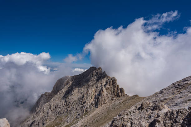 イタリアのグラン・サッソ。アブルッツォ。夏のパノラマ - apennines beauty in nature grass plateau ストックフォトと画像