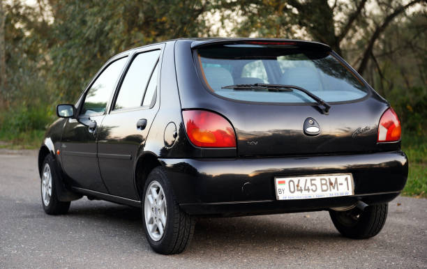 bielorussia, minsk-12 ottobre 2019:ford fiesta nero 2000 anno, parcheggiato in un parcheggio nella foresta, vista sul retro. - ford fiesta foto e immagini stock