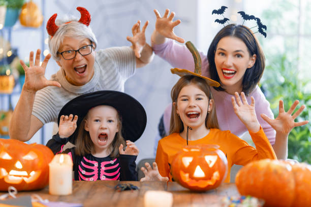 feliz familia celebrando halloween - halloween pumpkin party carving fotografías e imágenes de stock