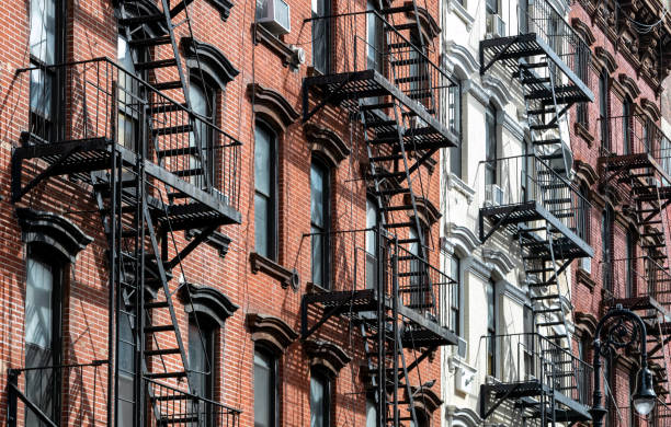 feuer entkommt auf alten gebäuden entlang der orchard street im stadtteil lower east side von new york city - fire escape stock-fotos und bilder