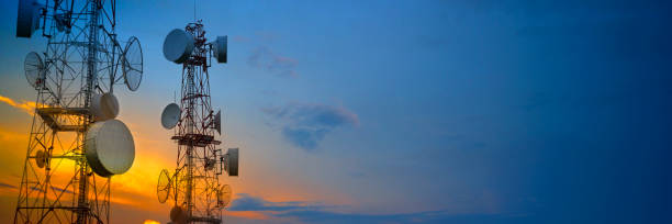 torres de telecomunicações com antenas sem fio no céu do pôr do sol - mastro - fotografias e filmes do acervo