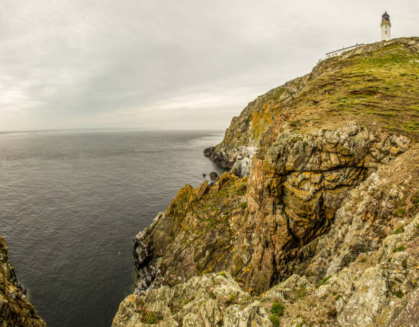 mull z galloway klify i latarnia morska. wybrzeże szkocji - dumfries and galloway zdjęcia i obrazy z banku zdjęć