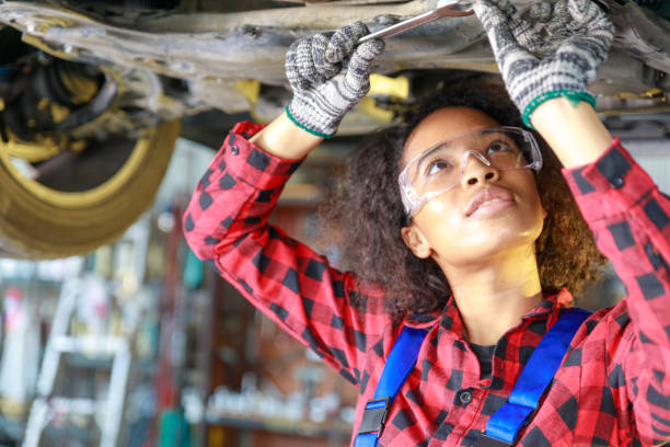 mujer mecánico de automóviles trabajando en el taller de reparación. - working smiling equipment car fotografías e imágenes de stock