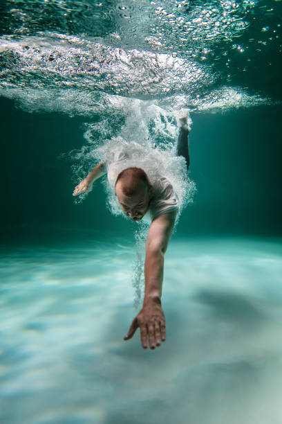 o homem nas profundezas sob a água. espaço copiar - bubble swimming pool water underwater - fotografias e filmes do acervo