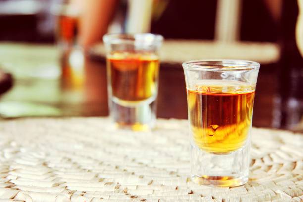 アルコール飲料のグラス。前菜。 - whisky liqueur glass alcohol bottle ストックフォトと画像