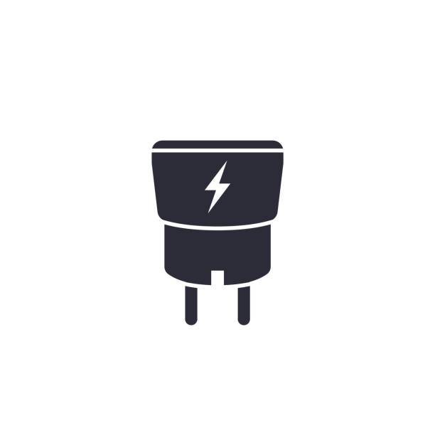 adapter ładowarki usb do smartfona. adapter wtyczki z ikoną błyskawicy. wektor - plug adapter charging mobile phone battery charger stock illustrations