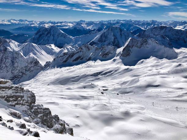 雪をかぶったアルパインピークスとスキー場。 - zugspitze mountain 写真 ストックフォトと画像