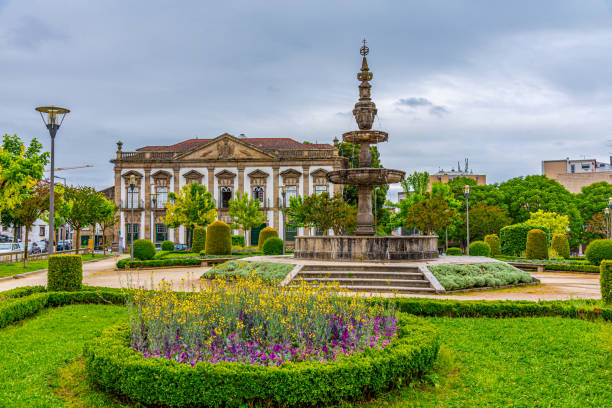 blick auf den park campo das hortas in braga, portugal - piazza nova stock-fotos und bilder