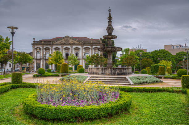 blick auf den park campo das hortas in braga, portugal - piazza nova stock-fotos und bilder