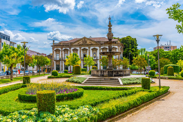 blick auf den park campo das hortas in braga, portugal - piazza nova stock-fotos und bilder